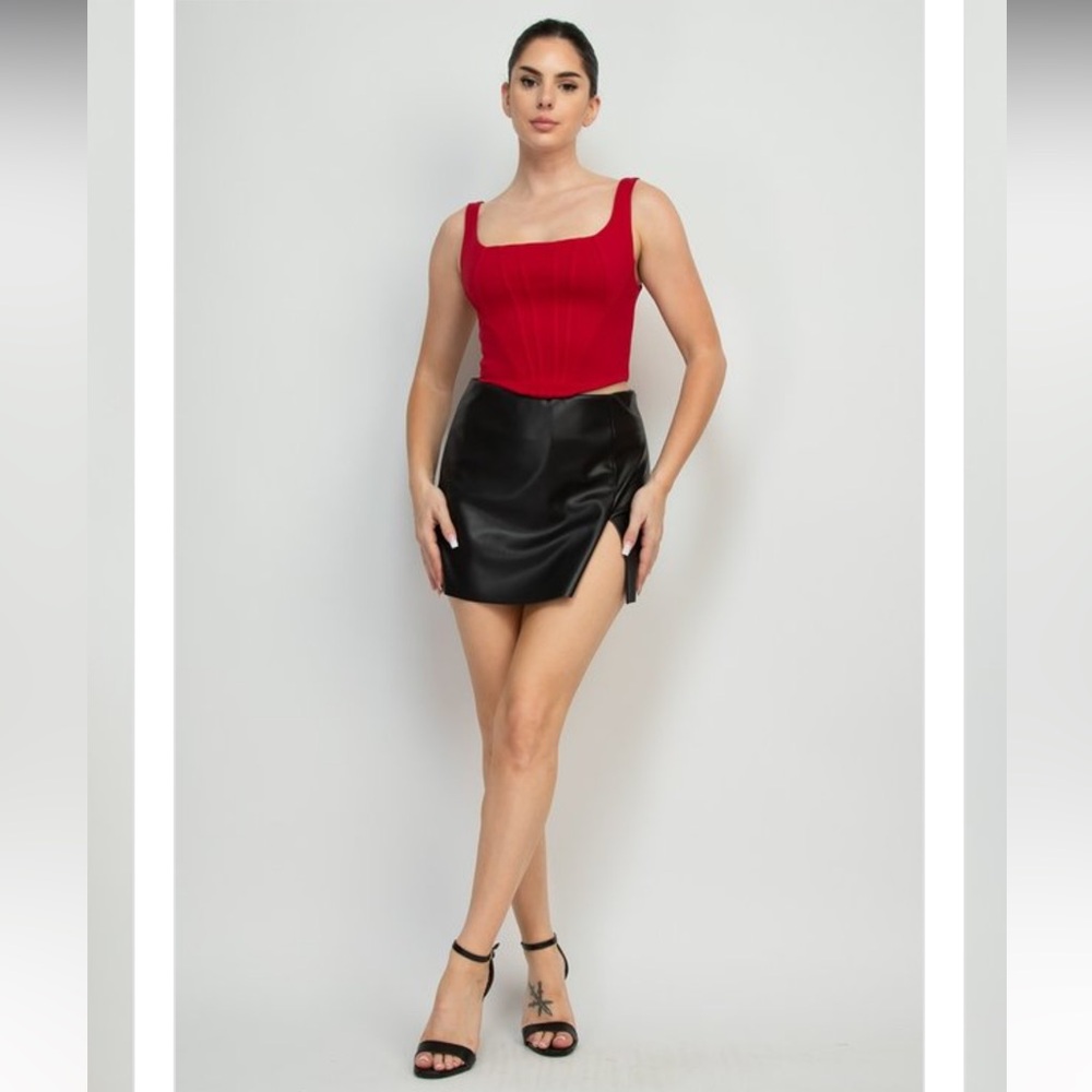 A twisted basic corset top👚